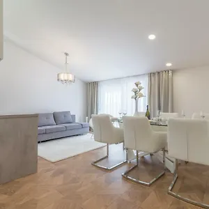 Luxury Piano Apartment